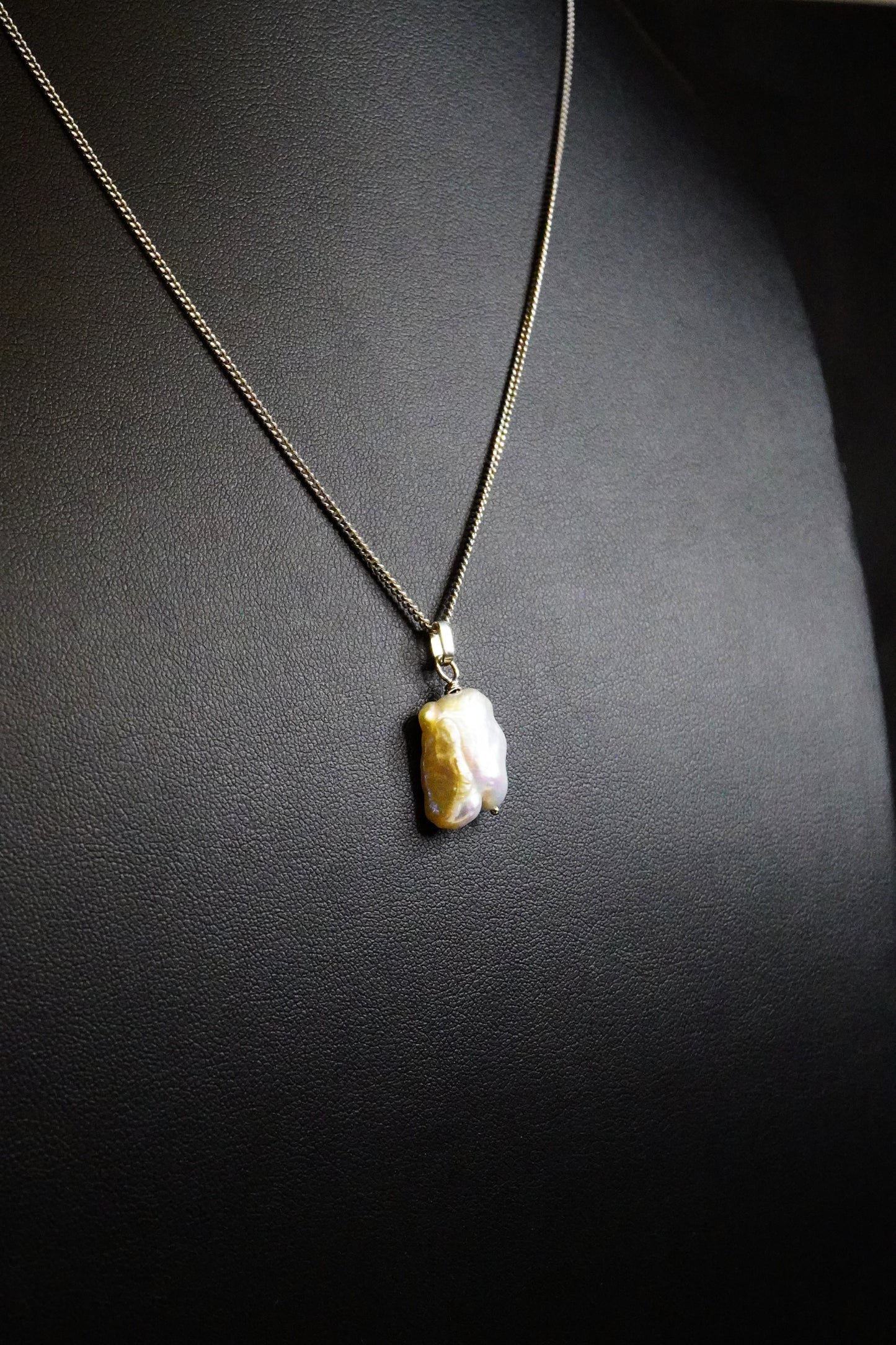 Pendentif perle baroque enfilé (argent hypoallergénique)