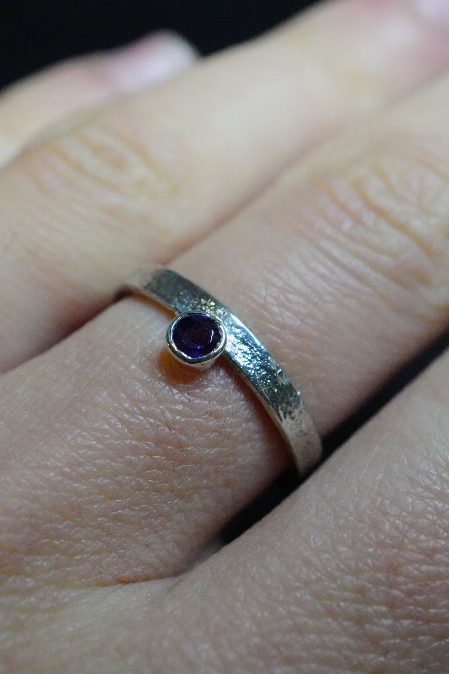 Bague réticulée fine et iolite (argent 940 hypoallergénique)
