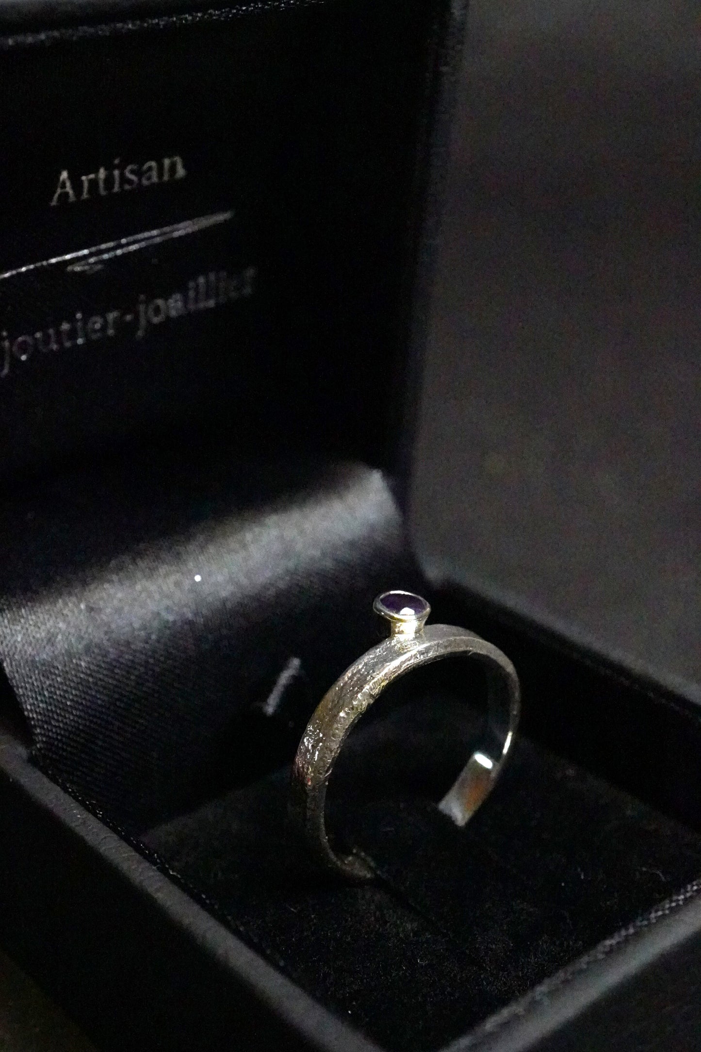 Bague réticulée fine et iolite (argent 940 hypoallergénique)