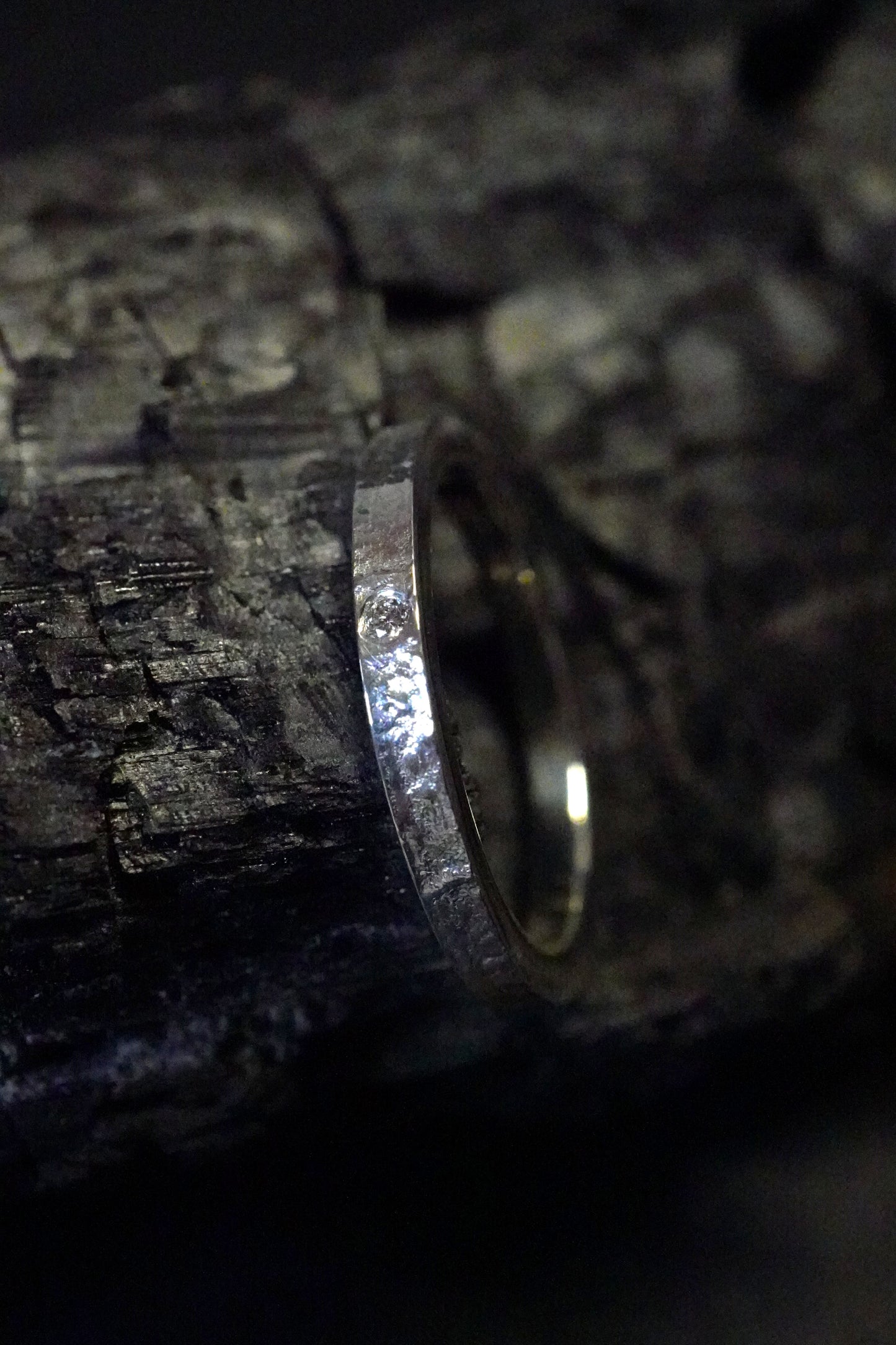 Bague réticulée fine sertie d'un diamant (argentium 940 recyclé)