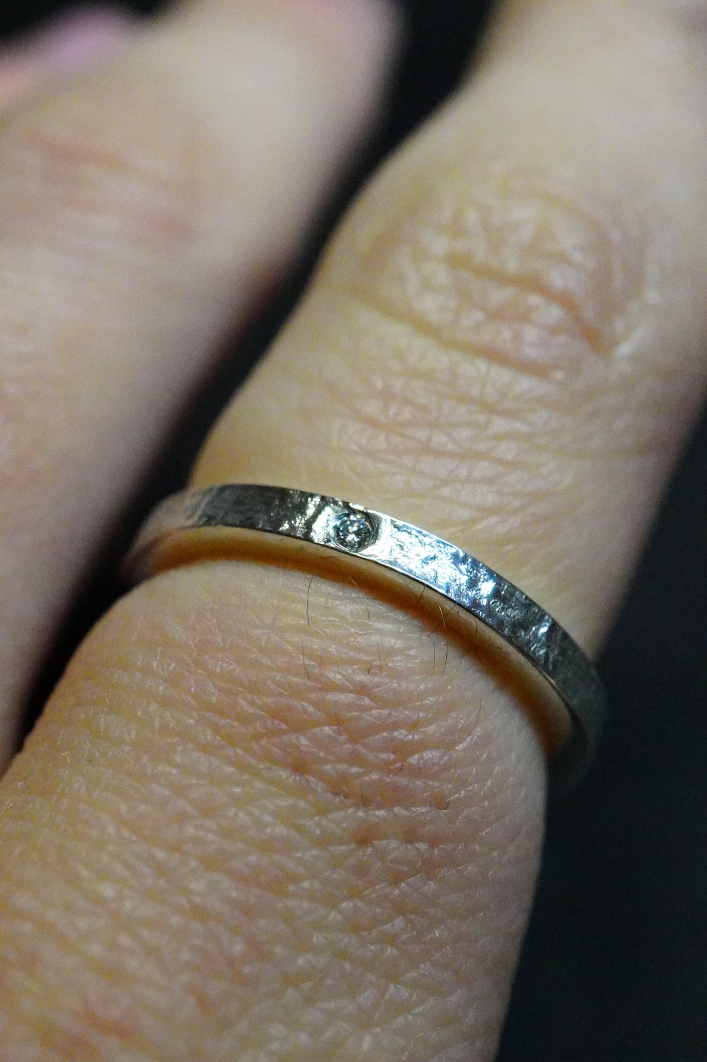 Bague réticulée fine sertie d'un diamant (argentium 940 recyclé)