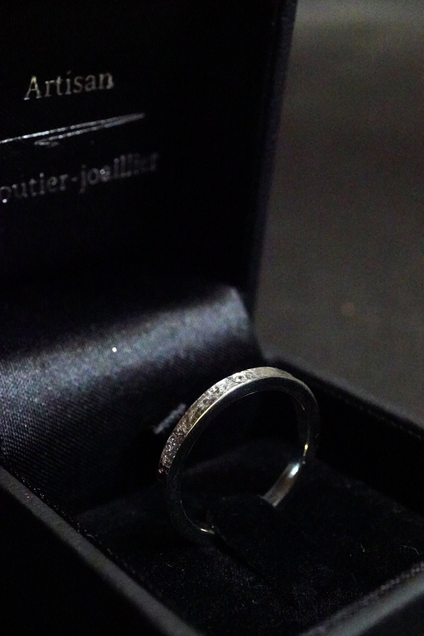Bague réticulée fine sertie d'un diamant (argentium 940 recyclé)