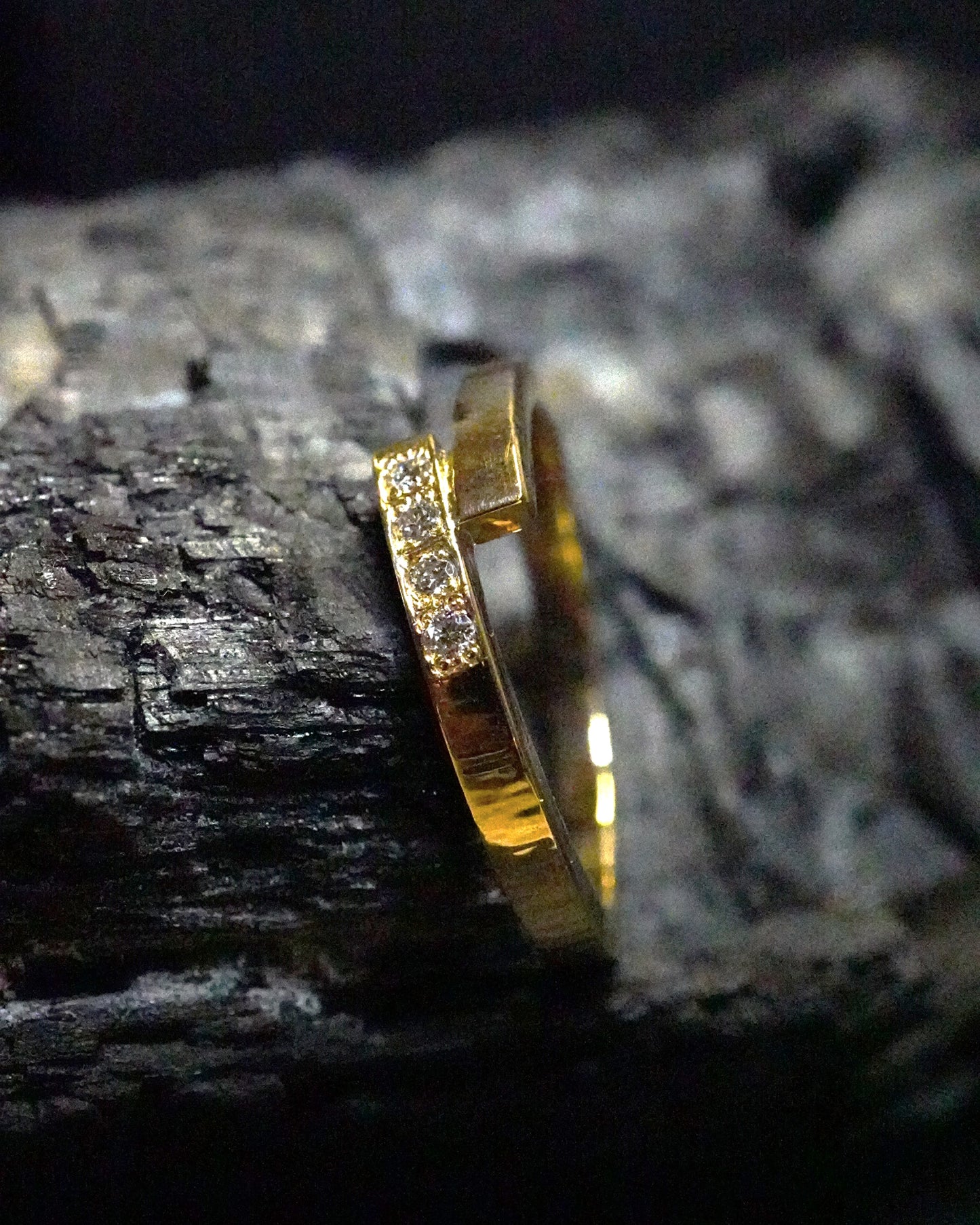 Bague martelé, basalte asymétrique (or 18 carats et diamants de culture)