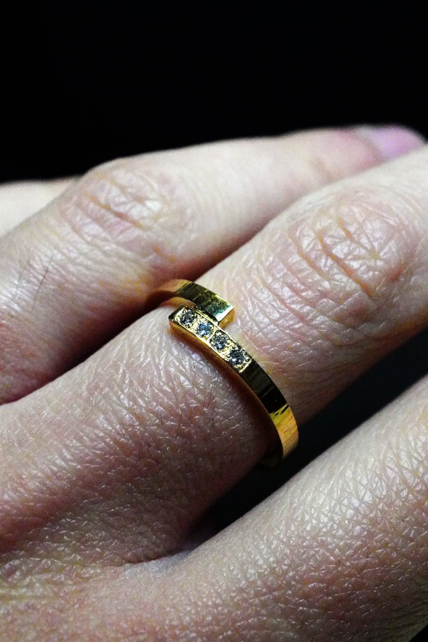 Bague martelé, basalte asymétrique (or 18 carats et diamants de culture)