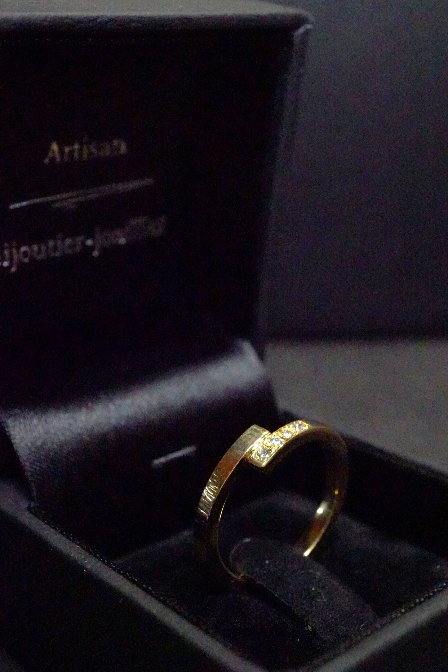 Bague martelé, basalte asymétrique (or 18 carats et diamants de culture)