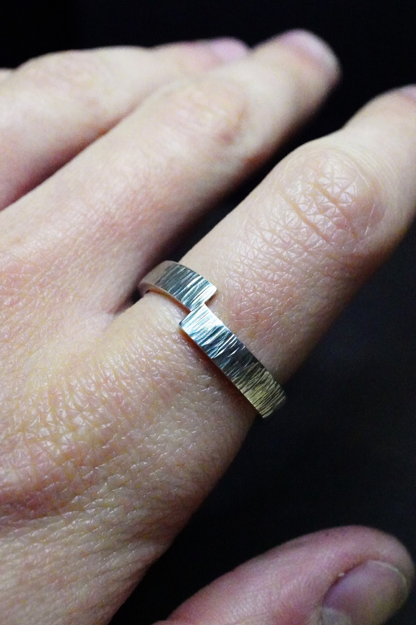 Bague martelée basalte asymétrique (argent 940 hypoallergénique)
