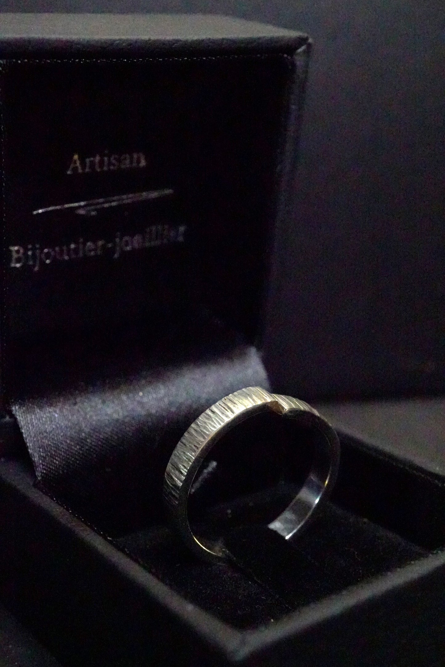 Bague martelée basalte asymétrique (argent 940 hypoallergénique)
