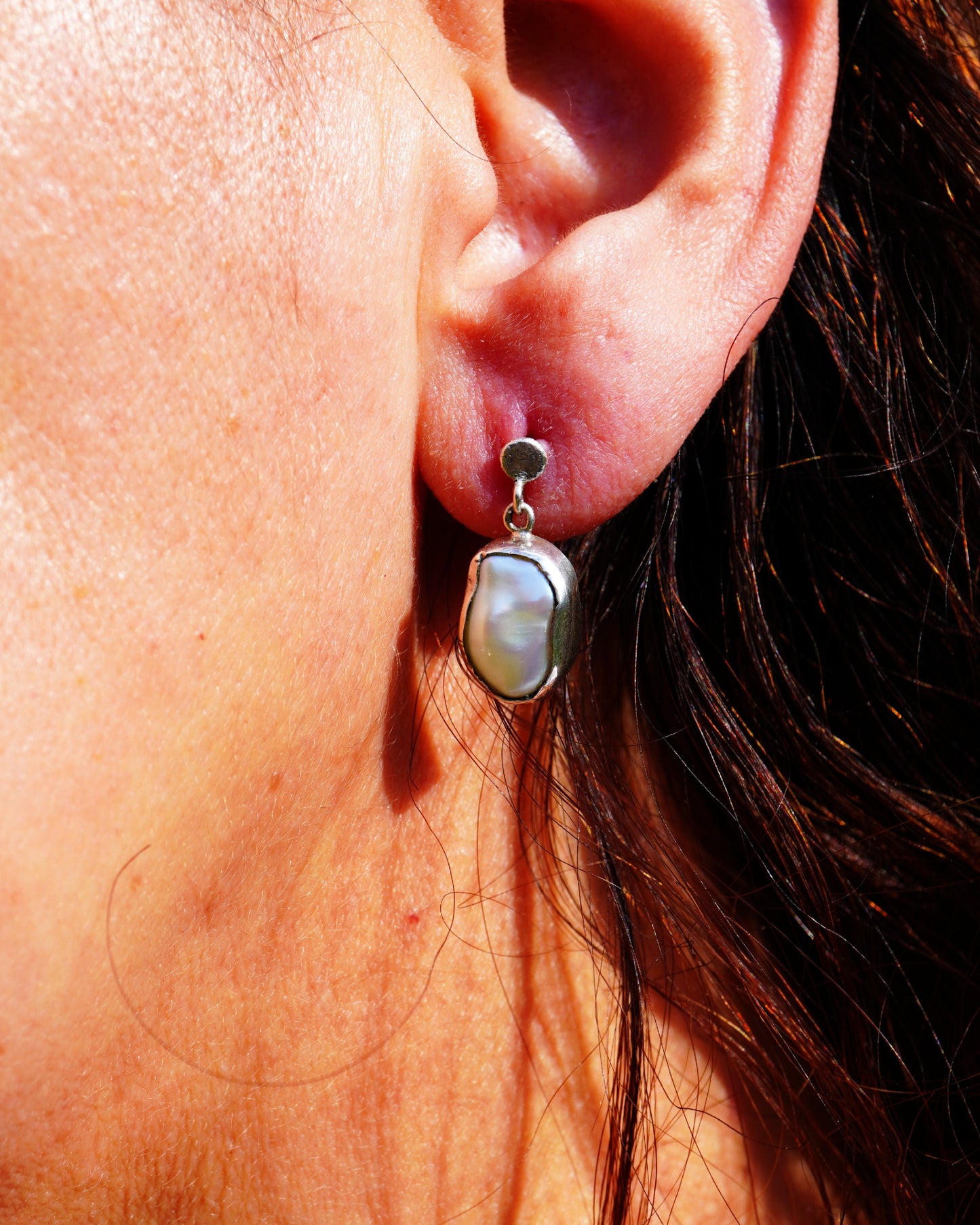 Boucles d'oreilles en véritable perle de keshi, serties en clos (argent 940 hypoallergénique)
