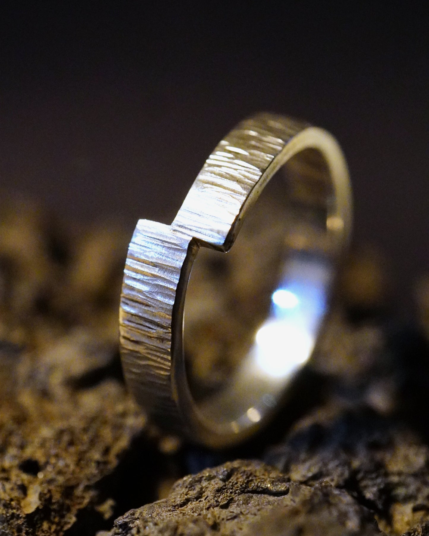 Bague martelée basalte asymétrique (argent 940 hypoallergénique)