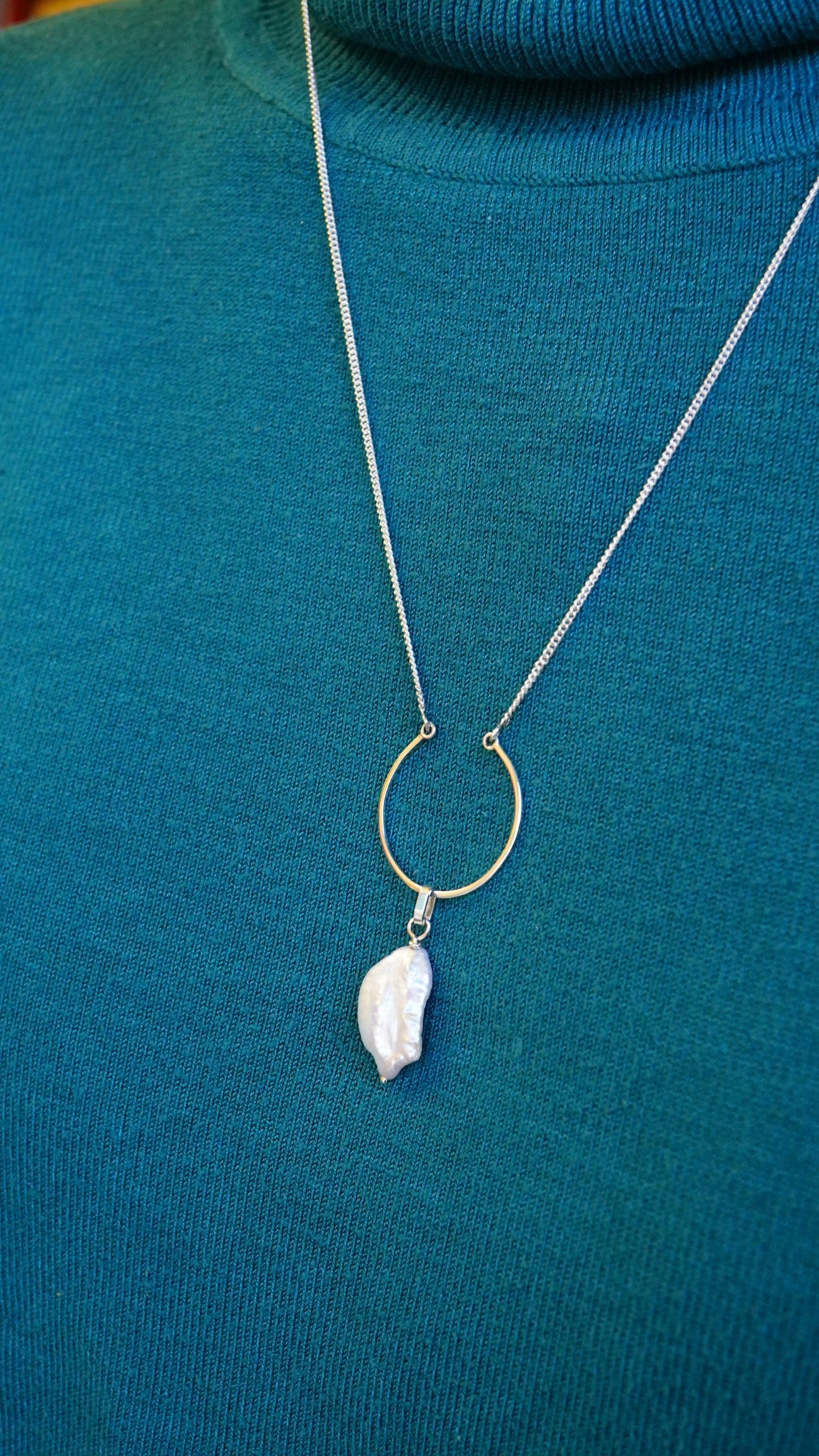 Pendentif "ellipse " perle baroque, argent 940