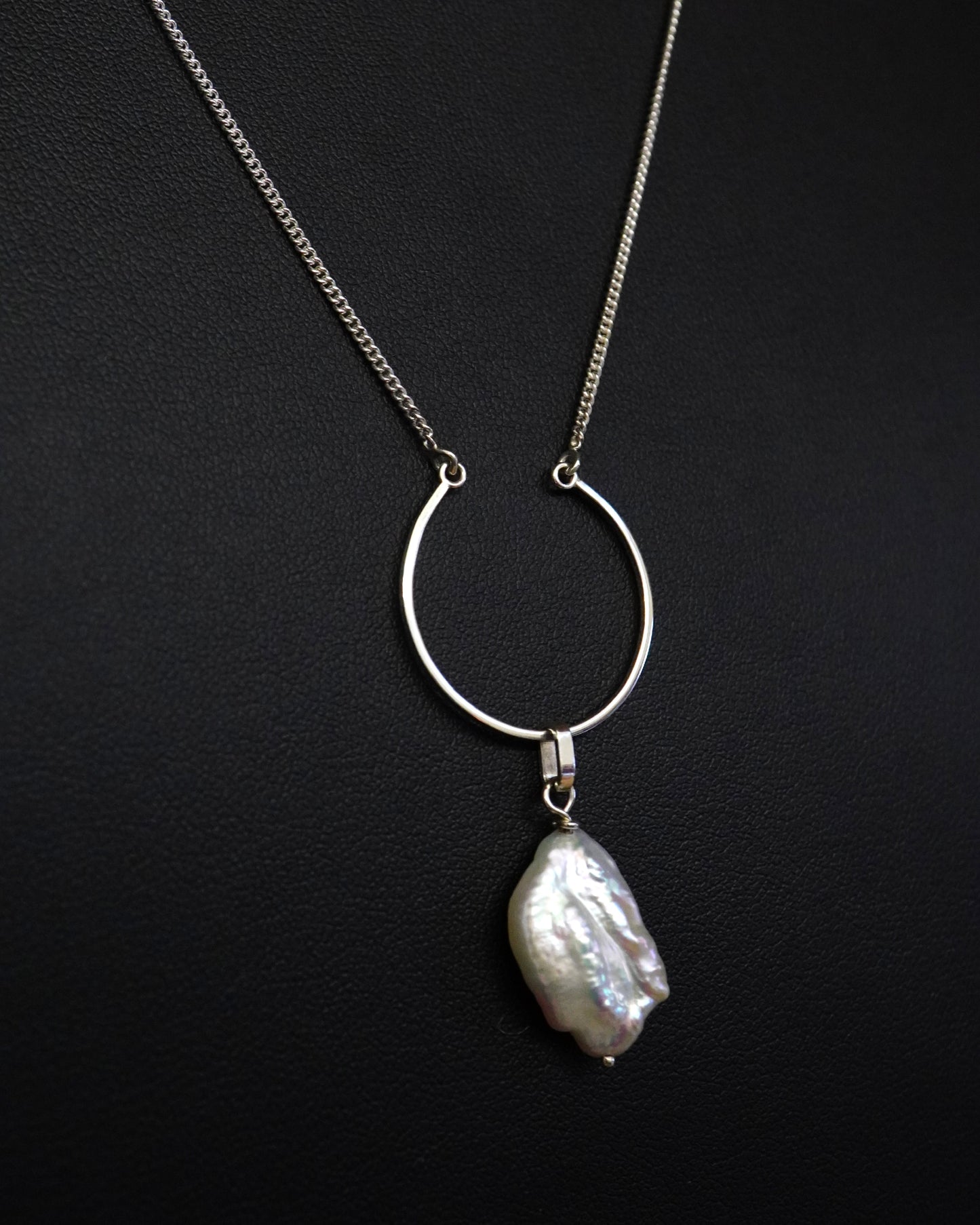 Pendentif "ellipse " perle baroque, argent 940