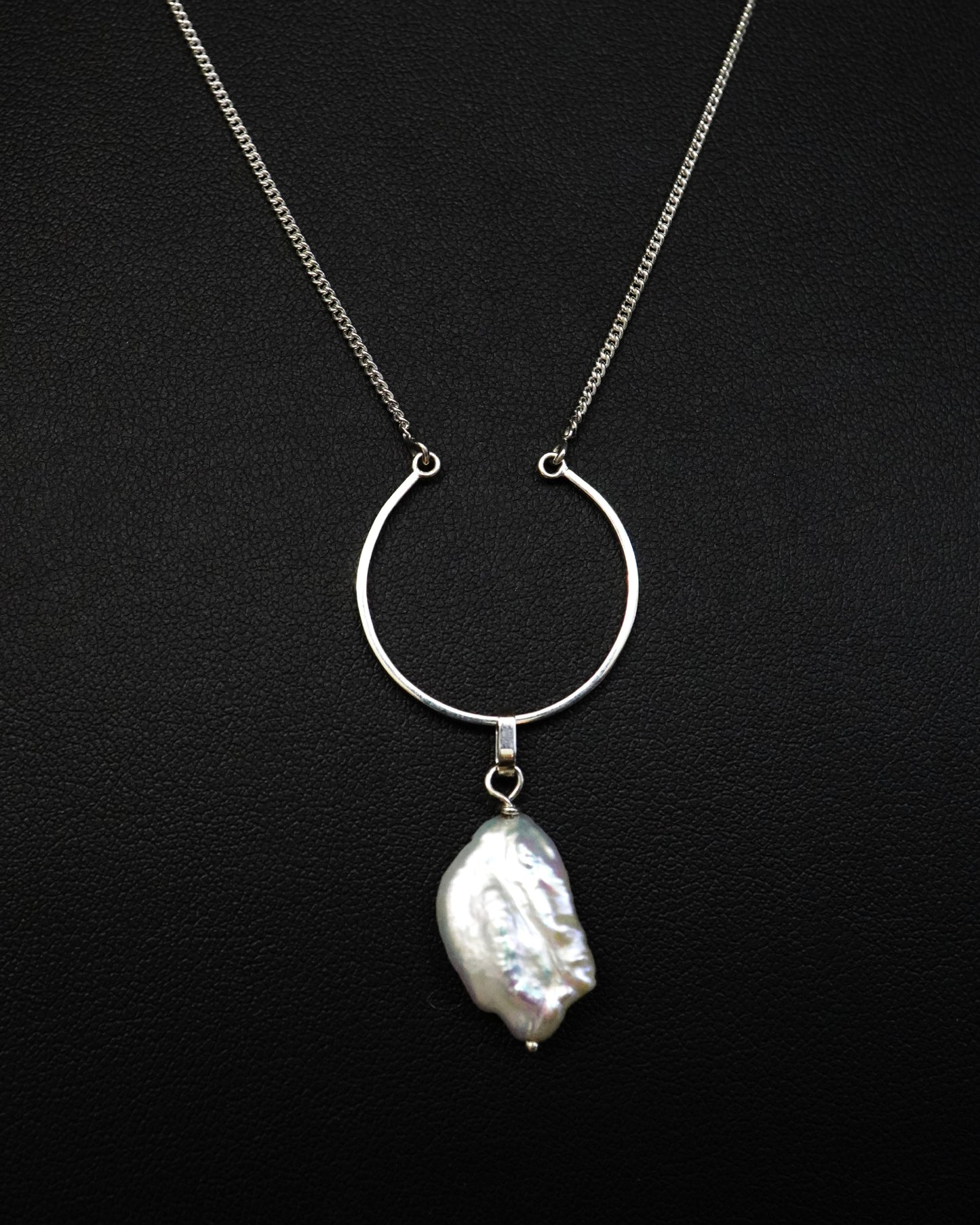 Pendentif "ellipse " perle baroque, argent 940