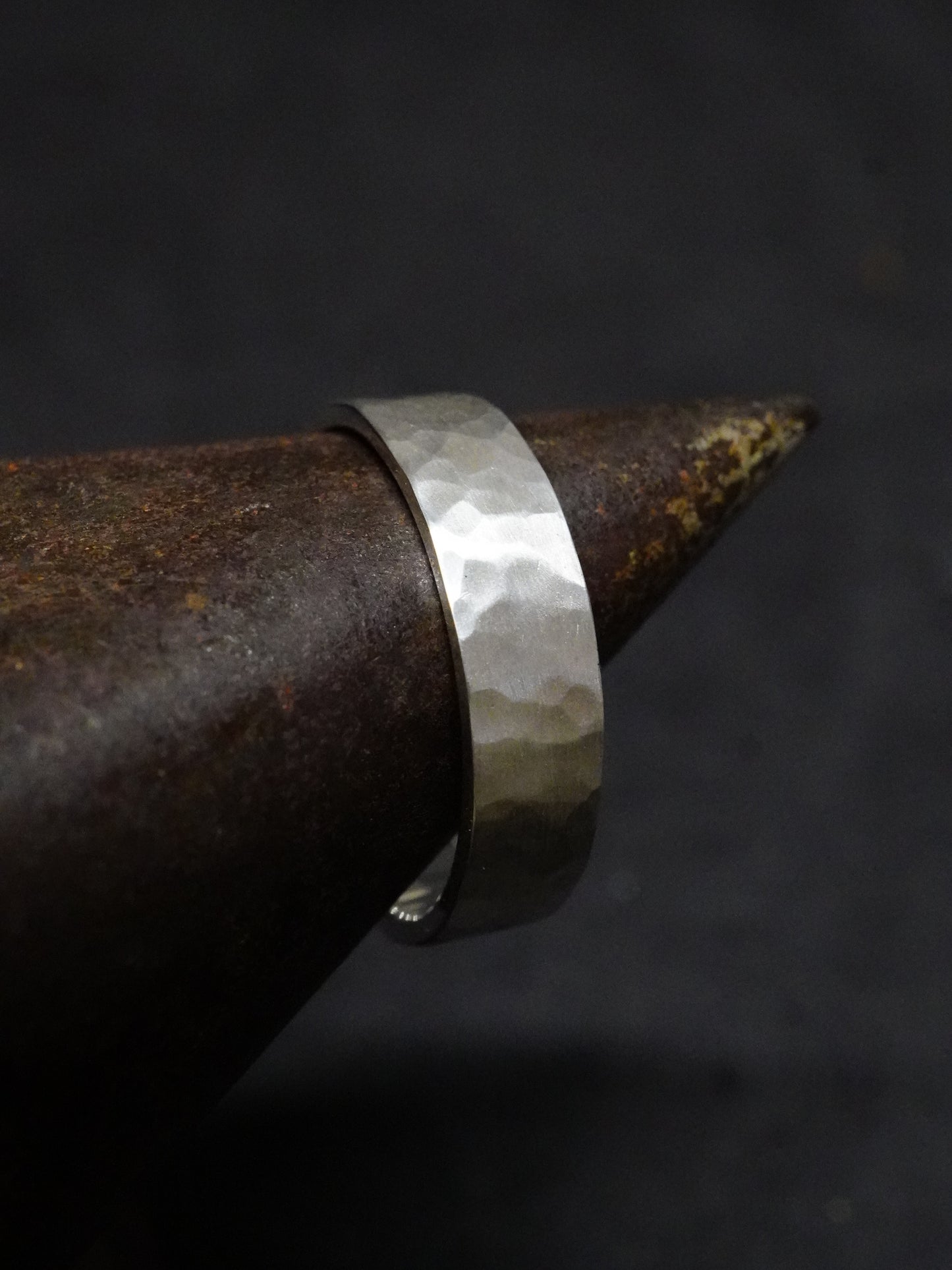 Modèle martelé large