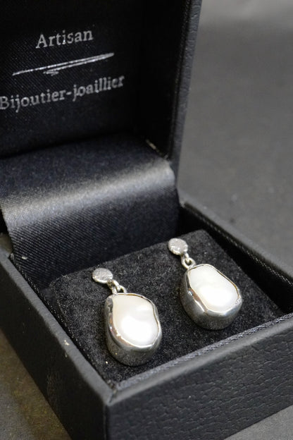 Boucles d'oreilles baroques serties en clos (argent 940 recyclé)