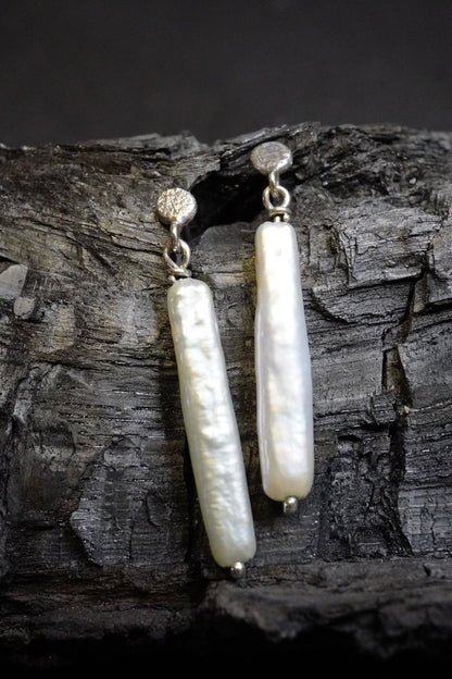 Boucles d'oreilles baroques enfilées longues (argent 940 recyclé)