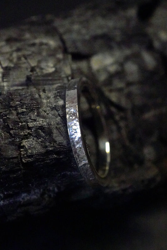 Bague réticulée fine sertie d'un diamant (argent 940 recyclé)