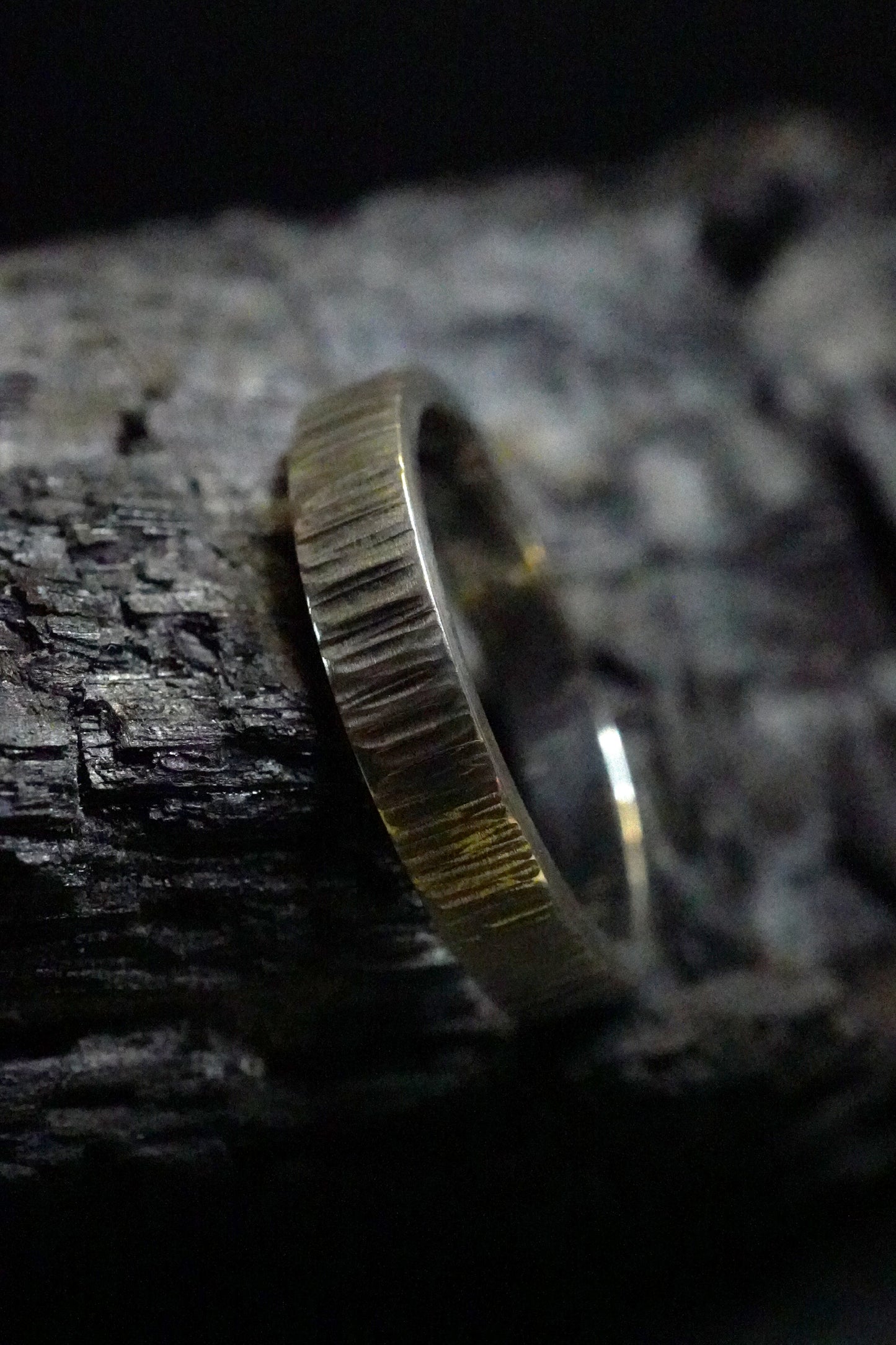 Bague basalte martelée large (argent 940 recyclé)