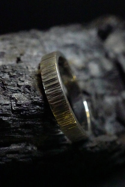 Bague basalte martelée large (argent 940 recyclé)