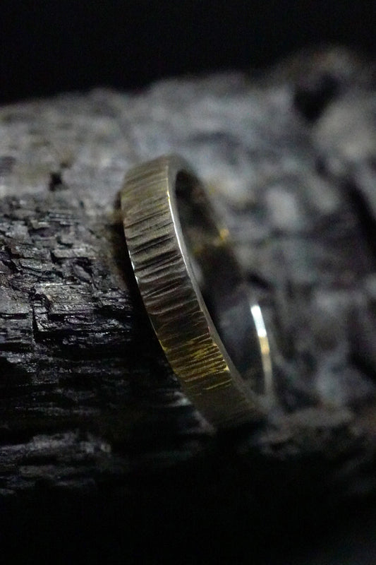 Bague basalte martelée large (argent 940 recyclé)