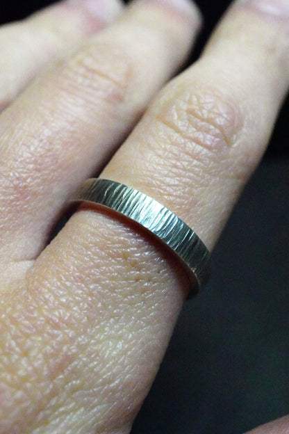 Bague basalte martelée large (argent 940 recyclé)