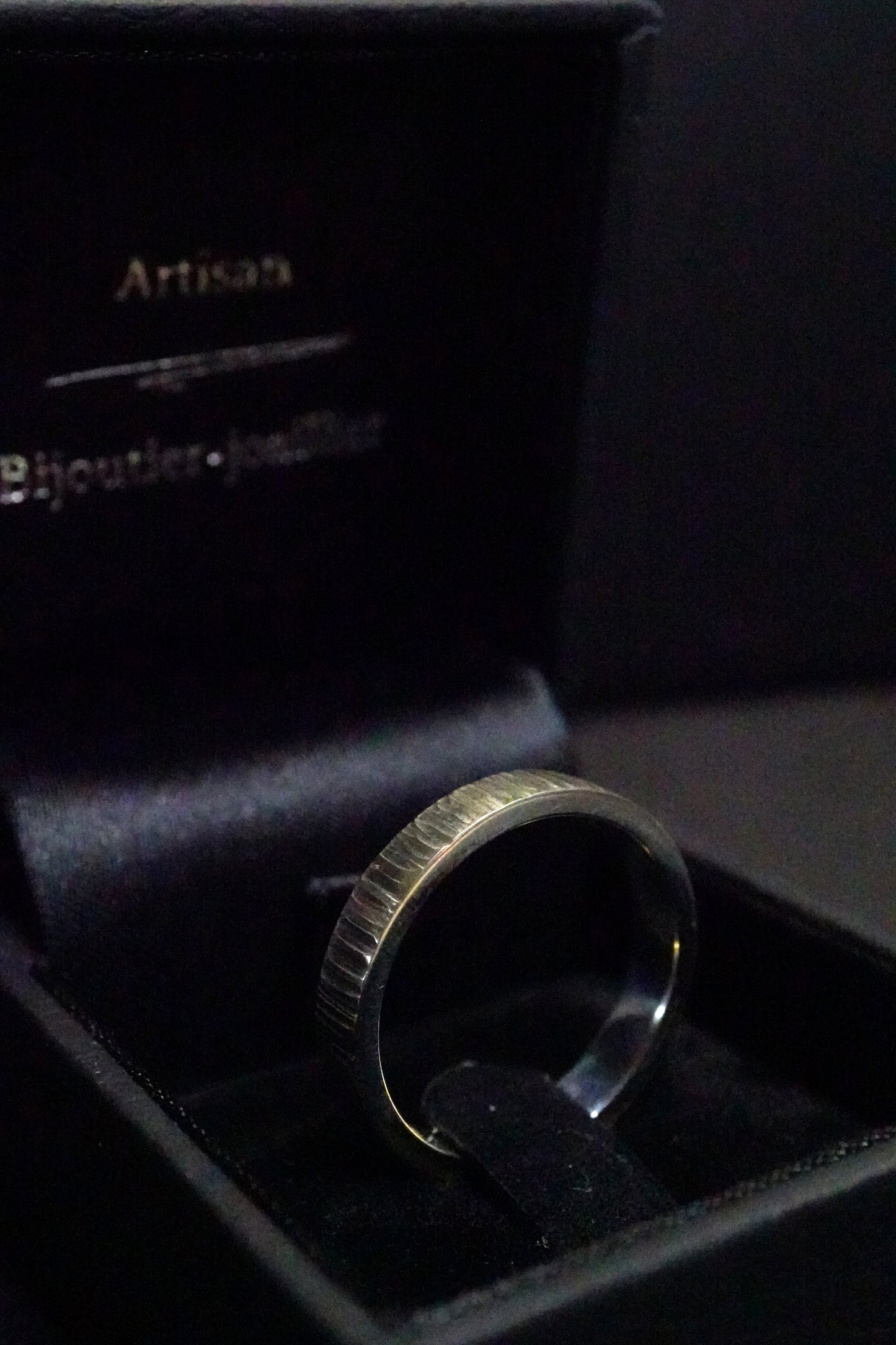 Bague basalte martelée large (argent 940 recyclé)
