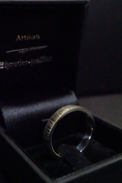 Bague basalte martelée large (argent 940 recyclé)