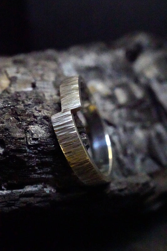 Bague martelée basalte asymétrique large (argent 940 recyclé)