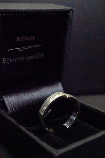Bague martelée basalte asymétrique (argent 940 hypoallergénique)