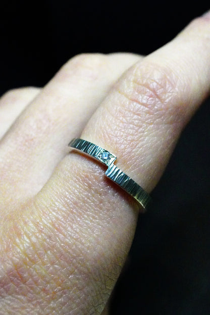 Bague martelée basalte, asymétrique fine sertie d'un diamant (argent 940 recyclé et diamant de culture)