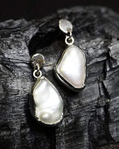 Boucles d'oreilles baroques serties en clos (argent 940 recyclé)