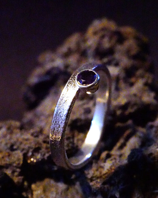 Bague réticulée fine et iolite (argent 940 hypoallergénique)