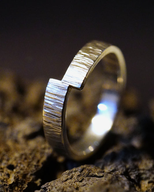 Bague martelée basalte asymétrique (argent 940 hypoallergénique)