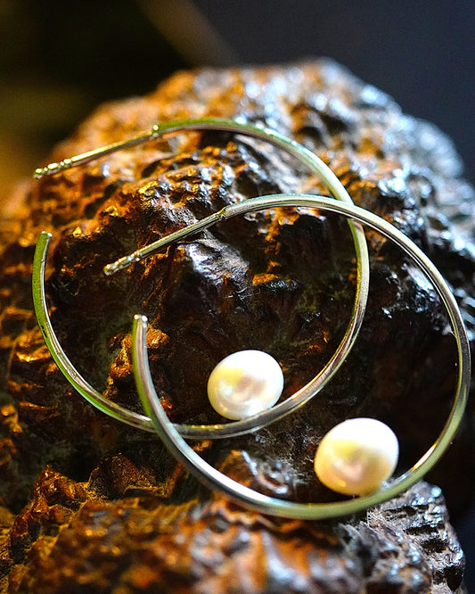 Boucles d'oreilles "ellipse", créole (perle de culture d'eau douce et argent 940 hypoallergénique)