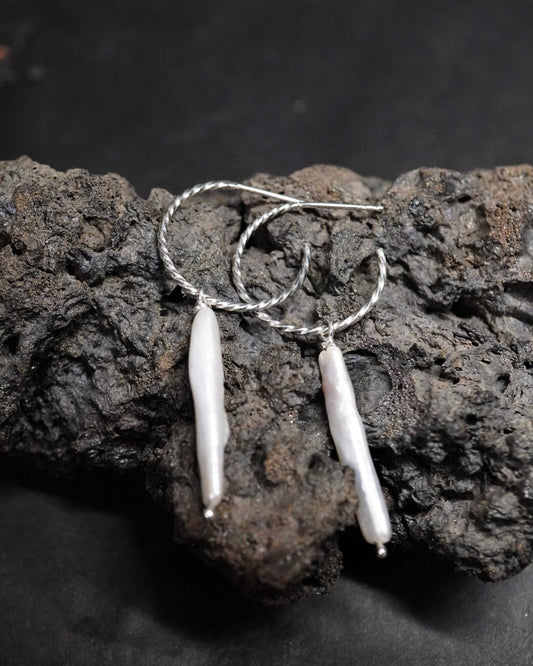 Boucles d'oreilles "ellipse" torsadée, créole (perle de culture d'eau douce et argent 940)