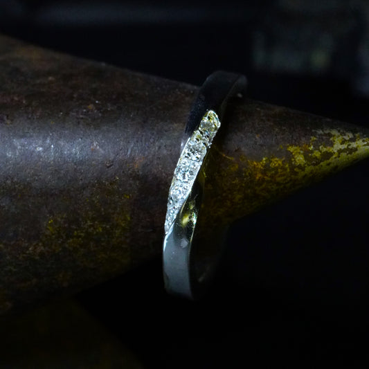 Modèle "Ruban de Moebius", 4 diamants serti grain