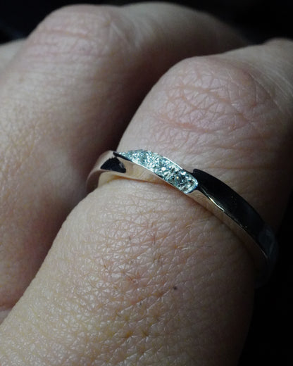 Modèle "Ruban de Moebius", 4 diamants serti grain
