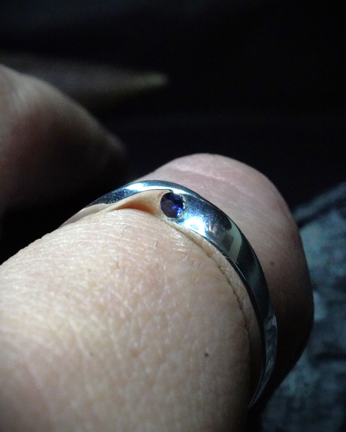 Modèle "Ruban de Moebius", saphir bleu caché