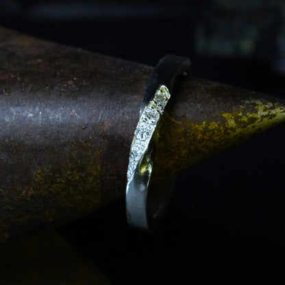 Modèle "Ruban de Moebius", 4 diamants serti grain