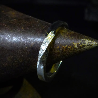 Modèle "Ruban de Moebius", 4 diamants serti grain