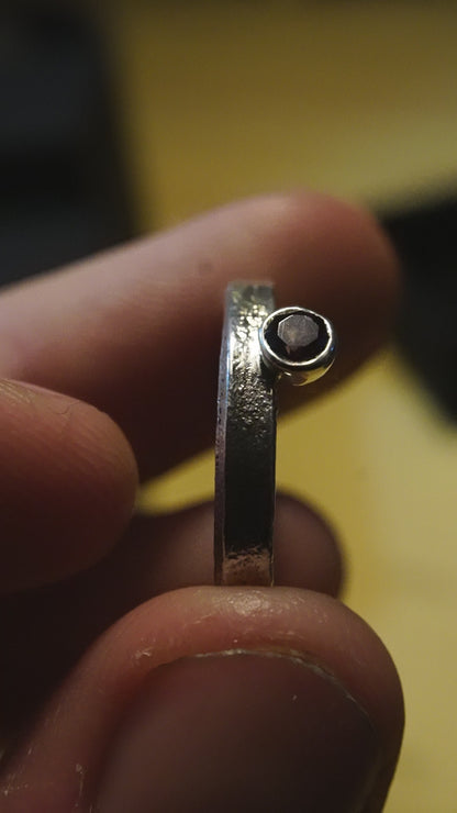 Bague réticulée fine et iolite (argent 940 hypoallergénique)