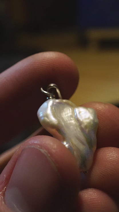 Pendentif perle baroque enfilé (argent hypoallergénique)