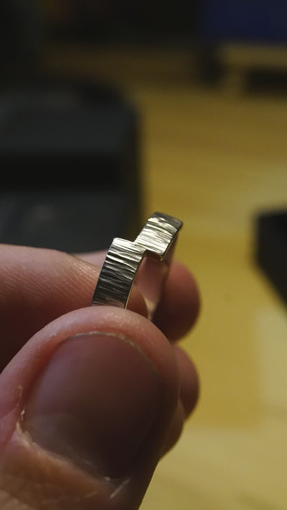 Bague martelée basalte asymétrique (argent 940 hypoallergénique)
